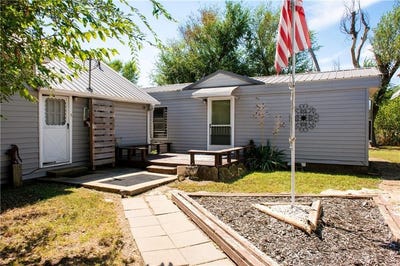 /international/us/1282-1830th-street-iola-ks-110107547376/