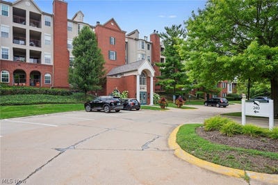 /international/us/240-fox-hollow-dr-mayfield-heights-oh-110119569442/