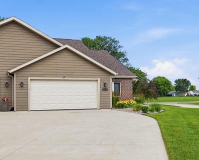 /international/us/300-prairie-bluff-dr-sergeant-bluff-ia-110108956583/