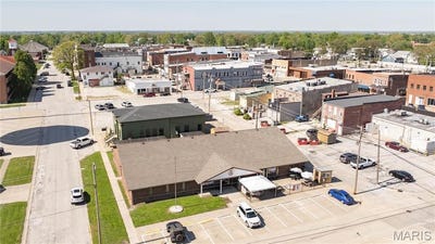 /international/us/117-w-prairie-street-jerseyville-il-110107455358/