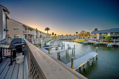 /international/us/1903-bayhouse-rockport-tx-110108030385/