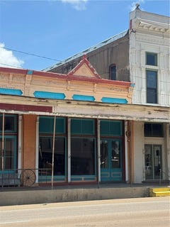 /international/us/400-block-s-main-street-calvert-tx-110109197727/