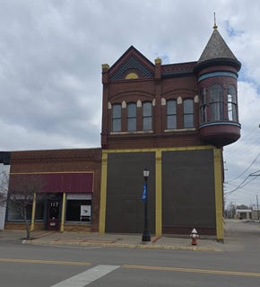 /international/us/-115-117-n-douglas-ellsworth-ks-110106925750/