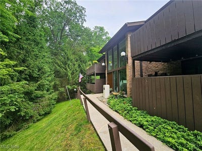 /international/us/6830-carriage-hill-drive-d33-brecksville-oh-110100427648/
