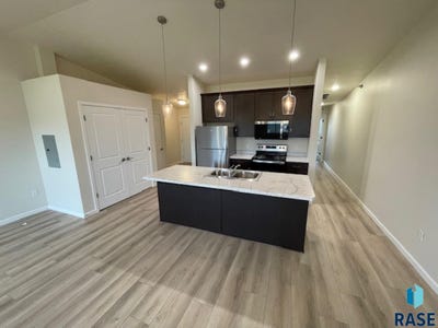 /international/us/9308-w-32nd-st-sioux-falls-sd-110101935403/