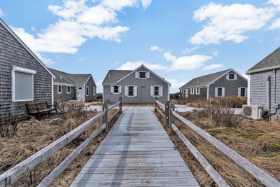 /international/us/596-shore-road-truro-ma-110107311897/