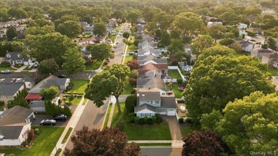 /international/us/1426-meadow-lane-seaford-ny-110119767250/