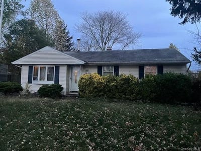 /international/us/2909-falcon-avenue-medford-ny-110103144368/