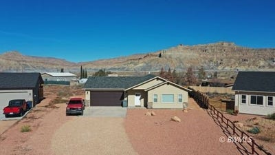 /international/us/1015-e-canyon-dr-big-water-ut-110104439217/