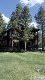 /international/us/4143-huckleberry-loop-road-island-park-id-110109212669/