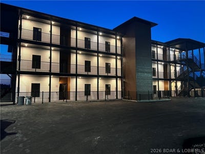 /international/us/4925-robins-circle-osage-beach-mo-110107267226/