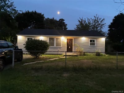 /international/us/56-ash-street-central-islip-ny-110102881974/