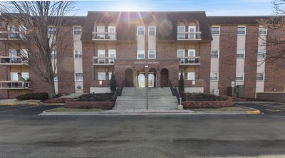 /international/us/1501-darien-lake-drive-darien-il-110105853775/