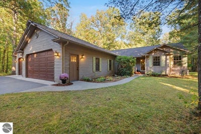 /international/us/1627-white-oak-lane-interlochen-mi-110120487438/
