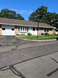 /international/us/318-woodbridge-drive-ridge-ny-110109137888/