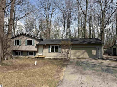 /international/us/20761-white-oak-drive-lake-ann-mi-110110239436/