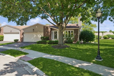 /international/us/12-pebblewood-trail-naperville-il-110108549910/
