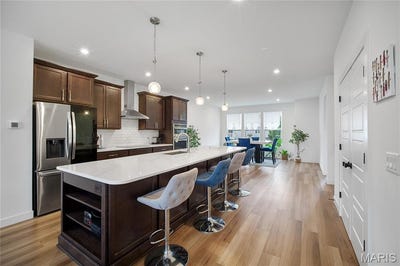 /international/us/8937-eager-road-richmond-heights-mn-110108502037/