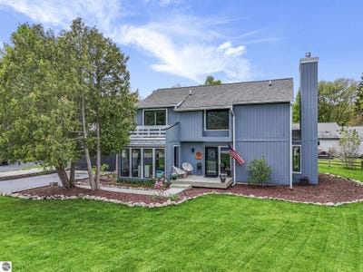 /international/us/511-birchwood-drive-traverse-city-mi-110108168054/