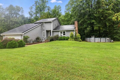/international/us/8978-hurricane-creek-road-winfield-wv-110100625596/