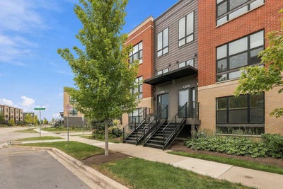 /international/us/1209-lakepointe-drive-schaumburg-il-110110197635/