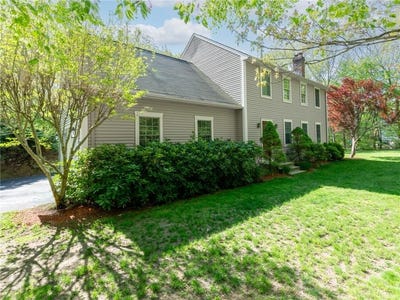 /international/us/16-whippoorwill-way-west-greenwich-ri-110107726726/