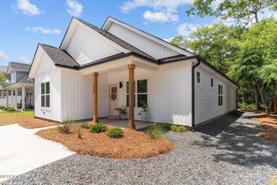 /international/us/155-ne-13th-street-oak-island-nc-110120454259/