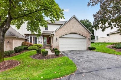 /international/us/105-hampton-court-northville-mi-110119986020/