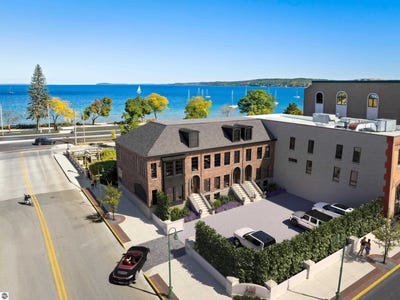 /international/us/100-park-street-traverse-city-mi-110100426265/