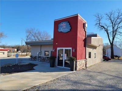 /international/us/705-n-pearl-street-paola-ks-110101526805/