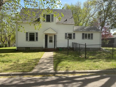 /international/us/121-n-10th-street-montevideo-mn-110107997239/