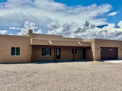 /international/us/12-vista-linda-rd-ranchos-de-taos-nm-110095574717/