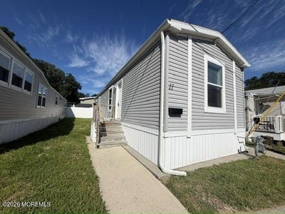 /international/us/11-robin-road-hazlet-nj-110119959058/