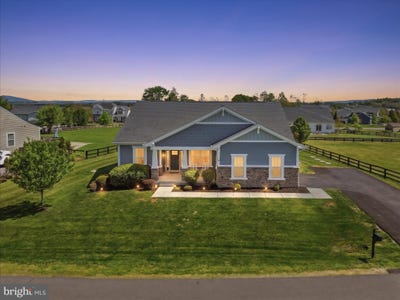 /international/us/12104-sunflower-field-place-lovettsville-va-110108096659/