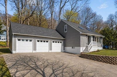 /international/us/8-boardman-street-haverhill-ma-110107693574/