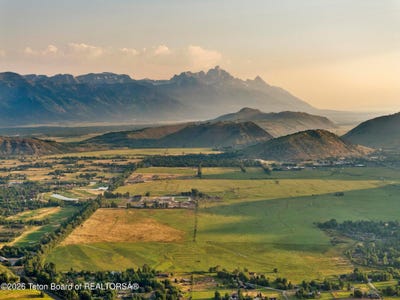 /international/us/120-acres-s-park-loop-rd-jackson-wy-110108351380/