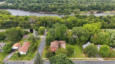 /international/us/243-s-adams-street-saint-croix-falls-wi-110110084963/