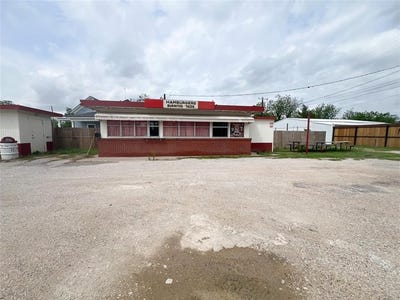 /international/us/302-e-omega-street-henrietta-tx-110107313768/