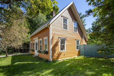 /international/us/646-west-street-rockport-me-110108338873/