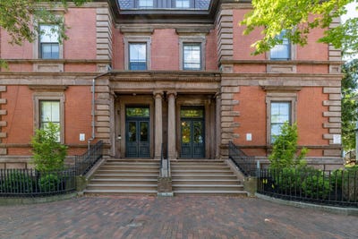 /international/us/132-134-middle-street-portsmouth-nh-110100466786/