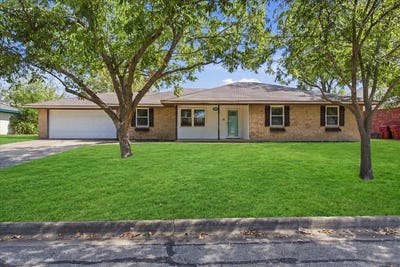 /international/us/2108-n-village-bonham-tx-110110342972/