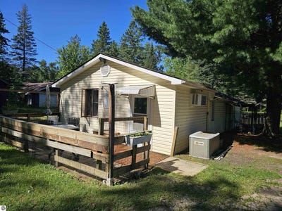 /international/us/6152-evergreen-drive-hale-mi-110100994293/