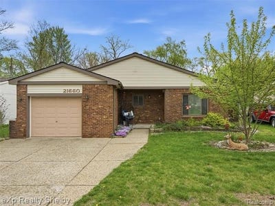 /international/us/21660-roosevelt-avenue-farmington-mi-110107713345/