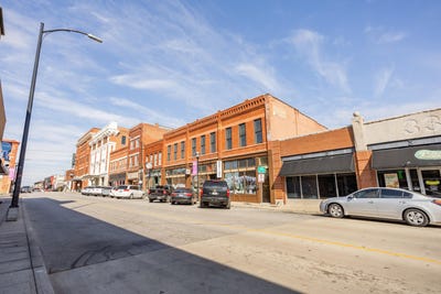 /international/us/327-e-walnut-street-springfield-mo-110106697702/