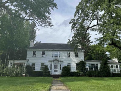 /international/us/31-pearl-street-essex-junction-vt-110108936302/