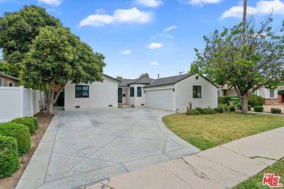 /international/us/18343-calvert-st-tarzana-ca-110108957452/