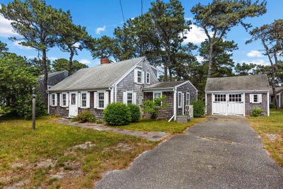 /international/us/64-beaten-road-dennis-port-ma-110100569685/