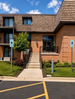 /international/us/1-oak-creek-drive-buffalo-grove-il-110108080209/