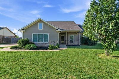/international/us/824-e-northside-drive-pilot-point-tx-110108228196/