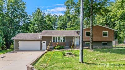 /international/us/5045-maple-16-45-drive-escanaba-mi-110101238890/